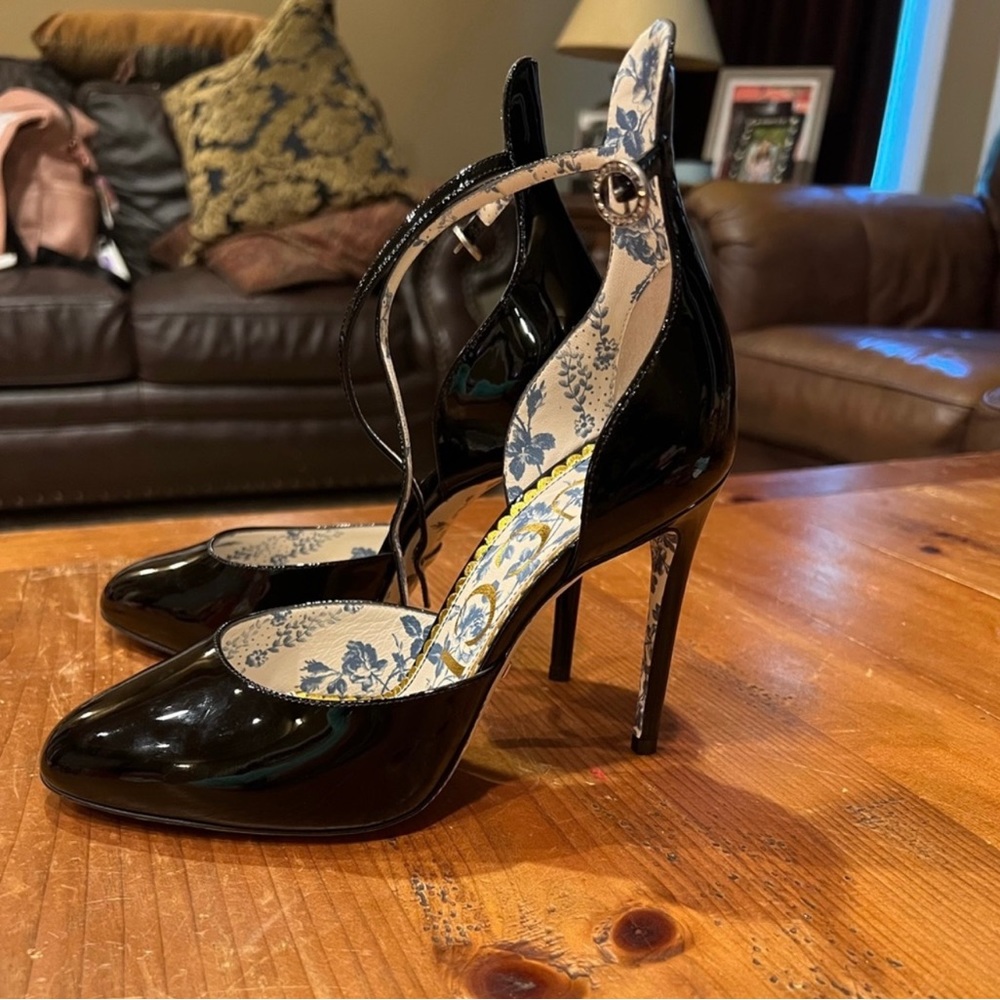 Gucci pump d’Orsay brand new never worn! Get them while they are hot!!
